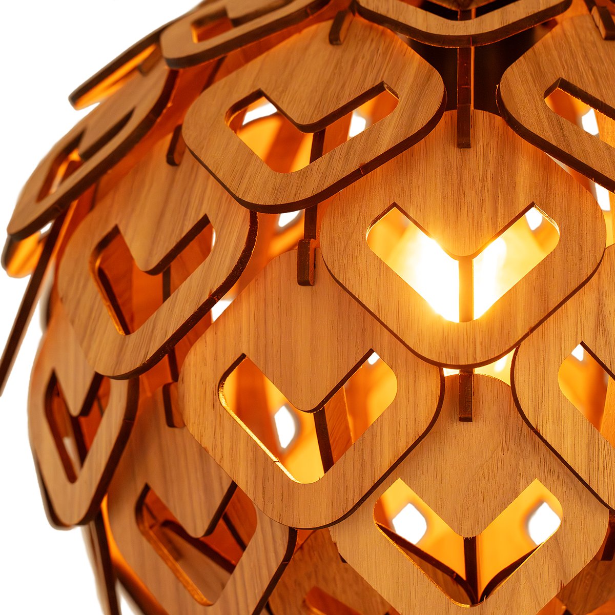 detaljbild tänd V-LUMA trälampa