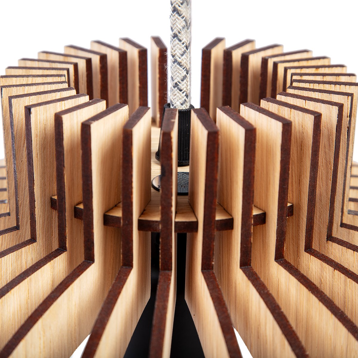 LYRA pendellampa detaljbild uppifrån ek