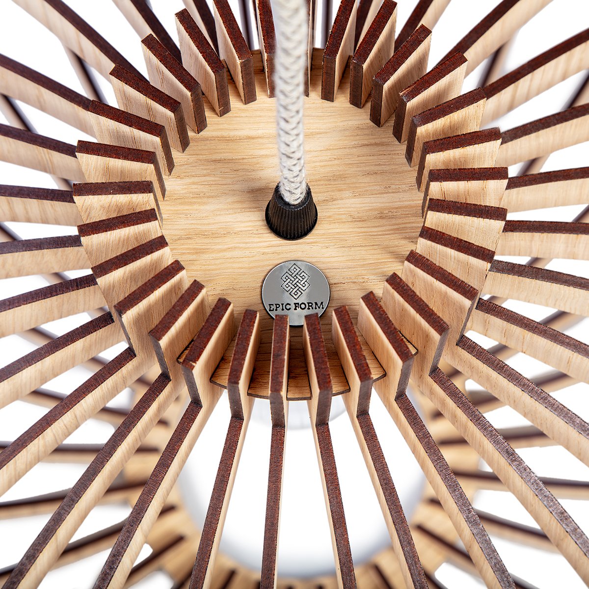 LYRA pendellampa detaljbild snett uppifrån ek